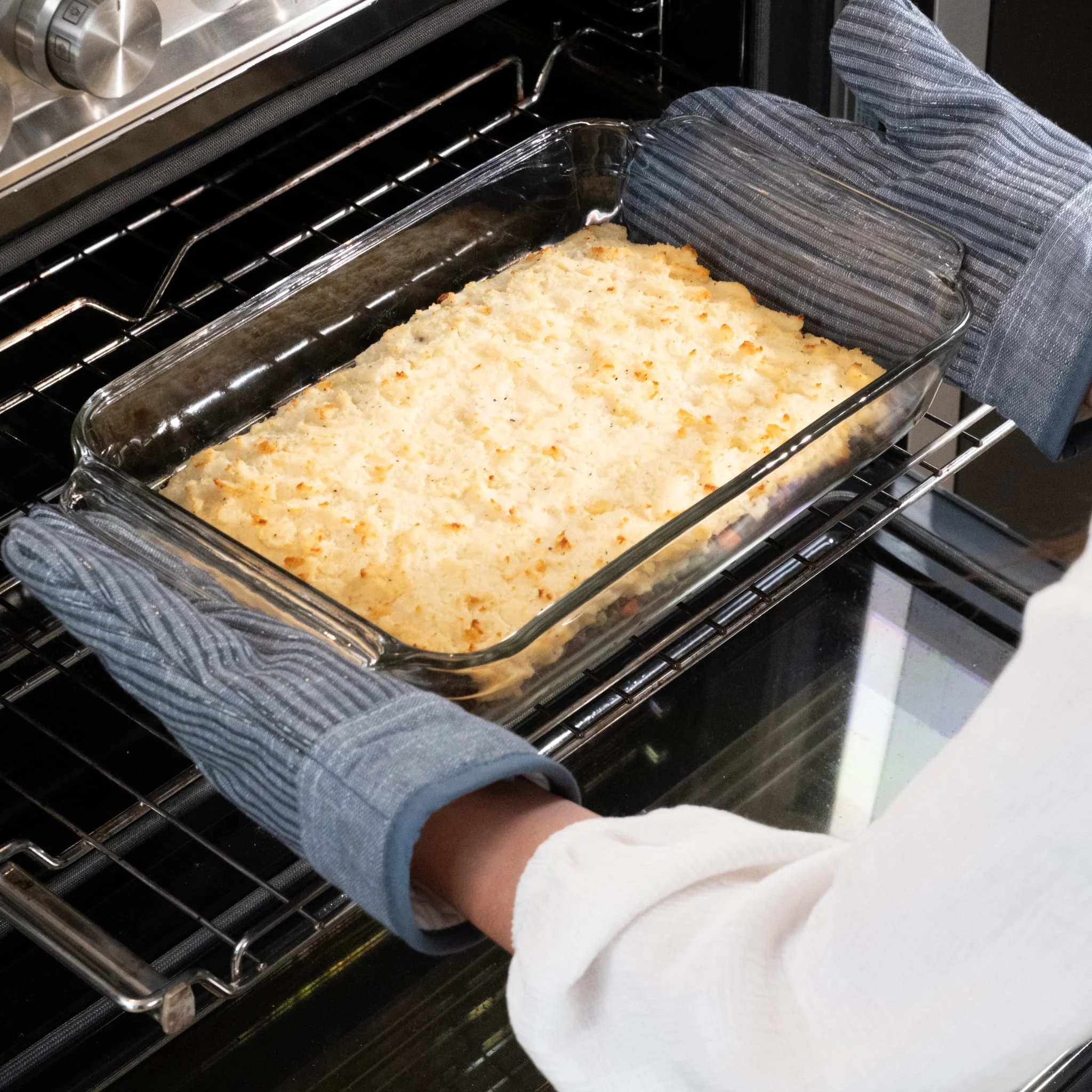 Libbey Baker’s Premium 5 Piece Glass Bakeware Set, Includes 10x14, 9x13 with Lid, and 8x8 with Lid, Stackable with GreatGrip™ Handles